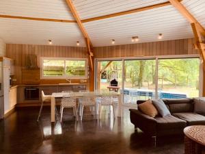 - un salon avec un canapé et une table dans l'établissement L estanguet maison octogonale en forêt, à Rion-des-Landes