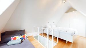 a white room with a bed and a couch at Ankerhaus Ankerhaus 4 in Hörnum
