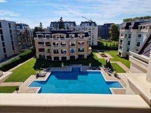 The swimming pool at or close to Апартамент RESORT SENSATION 3
