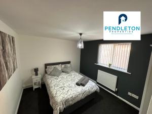 En eller flere senge i et værelse på Cosy Central APT, 10 Min Walk to UCLAN and Library