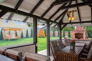 ラシュノフにあるVila Mariaのパティオ(テーブル、椅子、暖炉付)