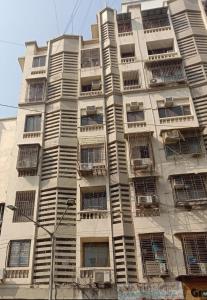 een hoog gebouw met balkons aan de zijkant bij Lucky Service Apartments in Mumbai