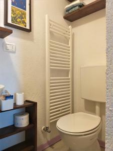 een badkamer met een wit toilet in een kamer bij LA CASA DI GILINDO in Roccabruna