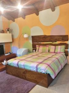 een slaapkamer met een bed met een houten hoofdeinde bij LA CASA DI GILINDO in Roccabruna