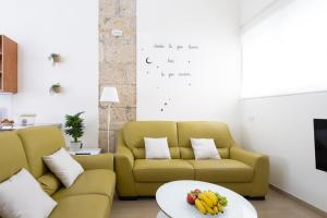 sala de estar con sofá y mesa con bananas en Home2Book La Casita del Mercado, en Santa Cruz de Tenerife