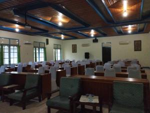 a large room with desks and chairs in it at Capital O 91806 Hotel Batu Suli in Palangkaraya