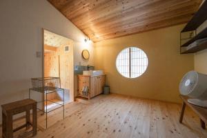Postel nebo postele na pokoji v ubytování 古民家一棟貸し宿　山のめぐみ舎 + 3 fotografie