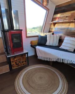 Ein Bett oder Betten in einem Zimmer der Unterkunft BellaTiny, Tiny House & Gypsy Wagon