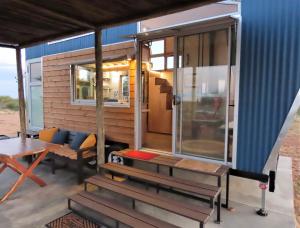 Ein Balkon oder eine Terrasse in der Unterkunft BellaTiny, Tiny House & Gypsy Wagon