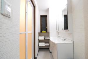 une salle de bain avec un lavabo et un miroir dans l'établissement NY Cottage A, à Tokyo 27 autres photos