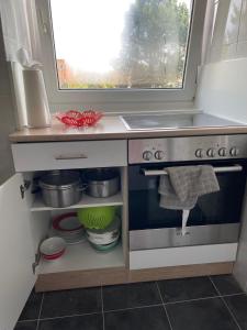 cocina pequeña con fogones y ventana en StarHouse Ferienwohnung Hamburg en Hamburgo