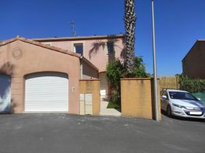 un coche aparcado frente a una casa con garaje en Villa Spa Béziers 4 étoiles ressourcez-vous avec style, en Béziers