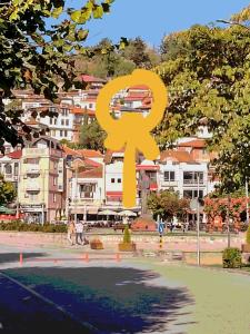 un grand symbole jaune devant une ville dans l'établissement Kibar, à Ohrid