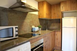 A kitchen or kitchenette at Apartaments Lo Paller