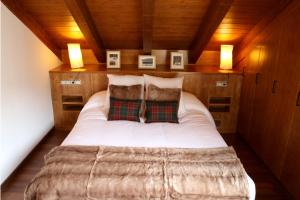 A bed or beds in a room at Apartaments Lo Paller