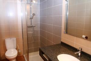 A bathroom at Apartaments Lo Paller Még 24 kép