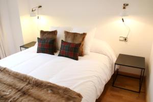 A bed or beds in a room at Apartaments Lo Paller