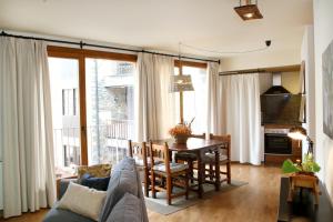 A seating area at Apartaments Lo Paller