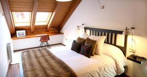 A bed or beds in a room at Apartaments Lo Paller