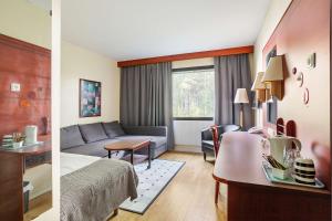 una camera d'albergo con un letto e un divano di Best Western Hotell SoderH a Söderhamn