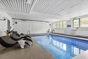 una piscina in un edificio con piscina di Best Western Hotell SoderH a Söderhamn