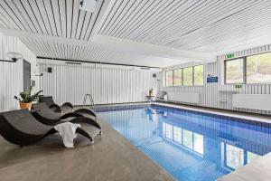 a swimming pool in a building with a swimming pool at Best Western Hotell SoderH in Söderhamn