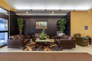 un hall avec des canapés en cuir, une table et des plantes dans l'établissement Best Western Plus Drayton Valley All Suites, à Drayton Valley