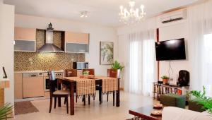 una cucina e una sala da pranzo con tavolo e sedie di Villa Mathios a Pigianos Kampos