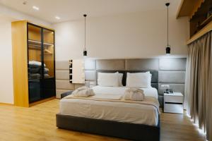 um quarto com uma cama grande num quarto em Sharm Hotel Luxury em Gjirokastër