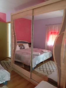 1 dormitorio con 1 cama dentro de una puerta de cristal en Biba en Mostar