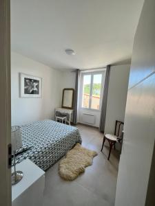 een slaapkamer met een bed en een raam bij Le Sémaphore in Saint-Raphaël