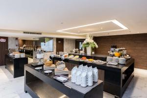 曼谷的住宿－Best Western Nada Don Mueang Airport hotel，一间提供自助餐的餐厅,展示着各种美食