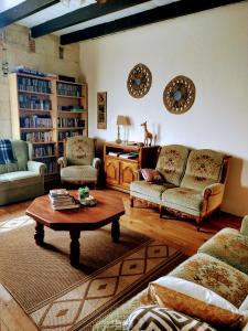 Sala de estar con 2 sofás y mesa de centro en Maison Metcalf en Parcoul