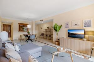Telewizja i/lub zestaw kina domowego w obiekcie Apartamento de 2 dormitorios en Bahía de Alcántara