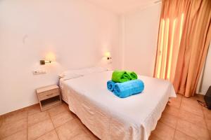 ein Schlafzimmer mit einem Bett mit einem grünen Handtuch darauf in der Unterkunft Apartamento rodeado de Natura y Actividades en Canillo HUT-7852 in Canillo