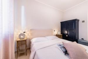 um quarto com uma cama grande e um armário preto em Love & Fama Hotel em Sabaudia