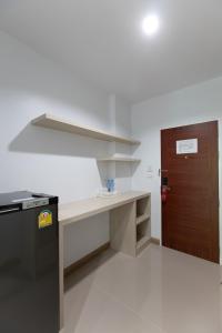 Kuchyň nebo kuchyňský kout v ubytování Green Hotel Phuket