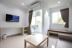 TV a/nebo společenská místnost v ubytování Green Hotel Phuket