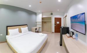 TV a/nebo společenská místnost v ubytování Green Hotel Phuket