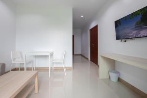 TV a/nebo společenská místnost v ubytování Green Hotel Phuket