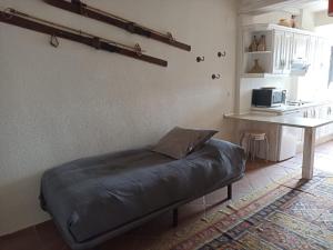 Bett in einem Zimmer mit Tisch in der Unterkunft Sierra Nevada Apartment in Granada + 9 Fotos