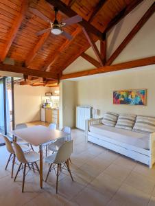 ein Wohnzimmer mit einem Bett und einem Tisch und Stühlen in der Unterkunft Altitud 720 Hotel, Aparts & Spa in Villa General Belgrano