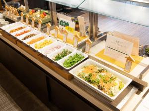 un buffet avec de nombreux types de nourriture différents dans l'établissement Hotel Keihan Kyoto Hachijoguchi, à Kyoto