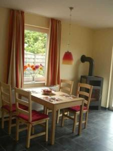 uma mesa e cadeiras numa cozinha com uma janela em Balm Haus Am Balmer See Haus 1 WBH1 em Balm