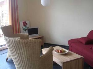uma sala de estar com um sofá e uma mesa com uma taça de fruta em Balm Haus Am Balmer See Haus 1 WBH1 em Balm