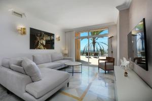 sala de estar con sofá y mesa en Modern 3 bedroom with amazing view in Magna RDR277, en Marbella