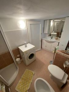 a small bathroom with a toilet and a sink at Casa Elena e Lori in Fosdinovo