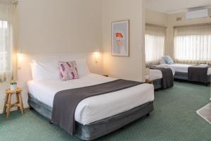 een hotelkamer met 2 bedden in een kamer bij Pacific Motel 09 in Forster