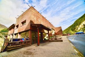 ein Gebäude am Straßenrand mit Bergen in der Unterkunft Placer, naturaleza y terraza en Canillo Serrera 3 HUT-8207 in Canillo