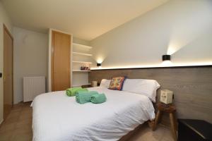 מיטה או מיטות בחדר ב-Placer, naturaleza y terraza en Canillo HUT-8207